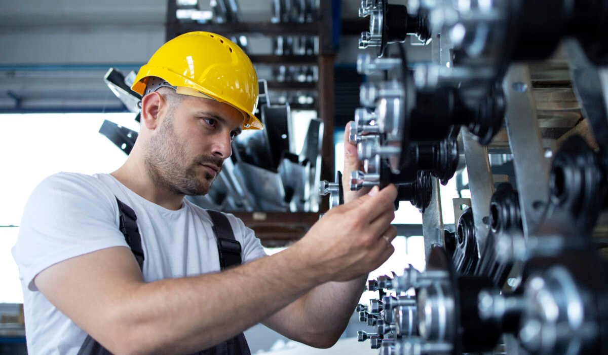 Tecnico industrial revisando antecedentes de diagnostico diesel