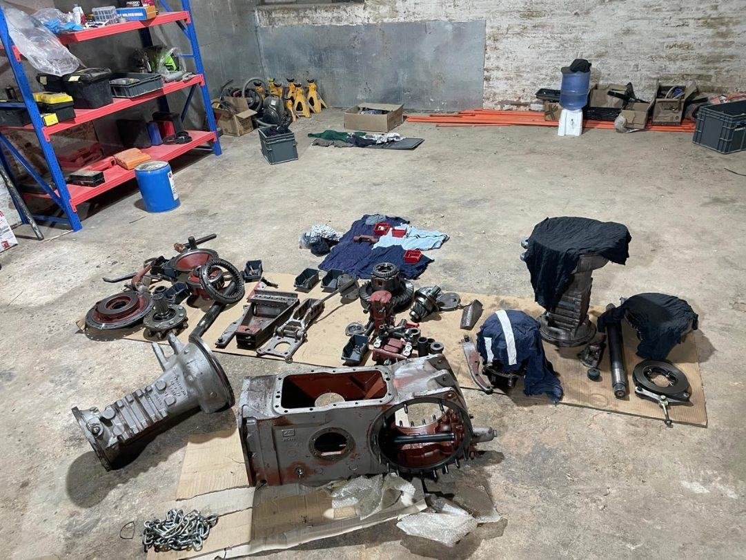 Componentes mecanicos desmontados durante reparacion y revision tecnica