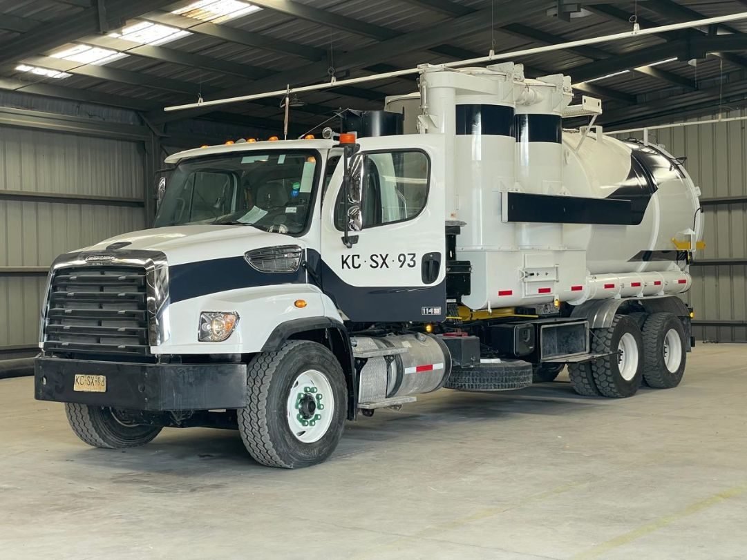 Camion tolva en taller para revision y mantenimiento en la Region de Valparaiso