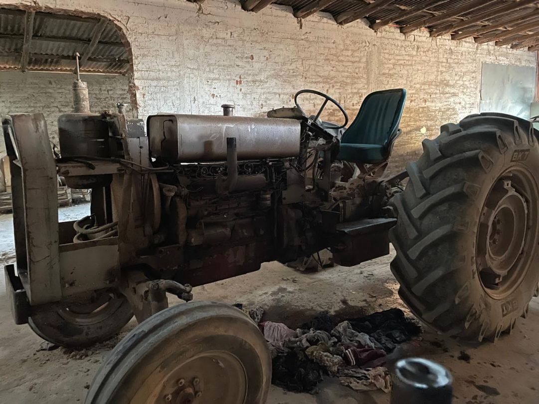 Tractor agricola en taller durante proceso de restauracion mecanica